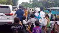 Detik-Detik Mobil Wapres Gibran Diadang usai Bagi-Bagi Buku di Maumere