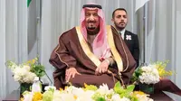 Othman al-Mazid duduk di belakang Raja Salman dan bertindak sebagai interpreter dalam sebuah kegiatan saat Raja Arab Saudi itu berkunjung Jepang (SPA)