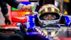 Pebalap Indonesia, Sean Gelael dari Scuderia Toro Rosso menanti giliran pada sesi latihan bebas  F1 GP Mexico di Autodromo Hermanos Rodriguez, (27/10/2017). Sean menempati urutan ke-17. (Peter Fox/Getty Images/AFP)
