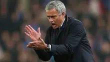 Manajer Chelsea, Jose Mourinho, memberi semangat kepada anak asuhnya saat pertandingan melawan Stoke City dalam laga Piala Liga di Stadion Britannia, Inggris, (27/10/2015). (Action Images via Reuters/Alex Morton)