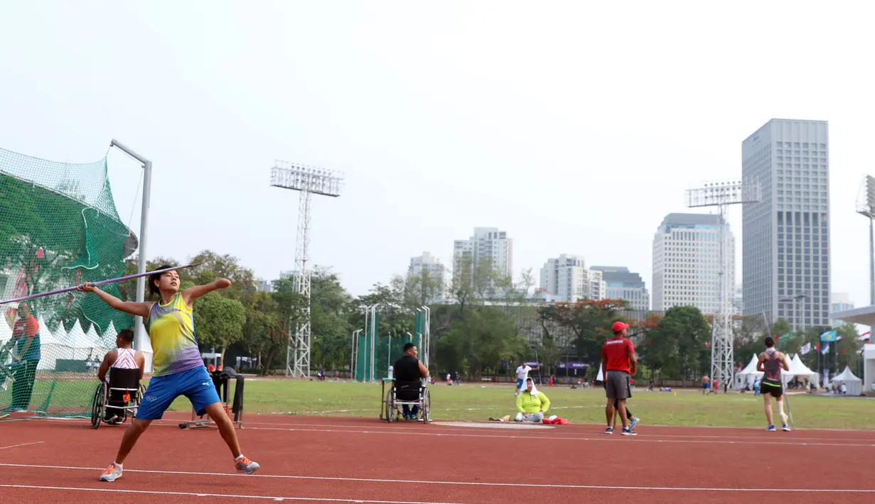 Atlet lempar lembing Asian Para Games 2018 dari negara Uzbekistan saat latihan di Stadion Madya, Kompleks GBK, Jakarta, Kamis (4/10). Asian Para Games 2018 mempertandingkan 18 cabang olahraga dengan 586 nomor. (Liputan6.com/Helmi Fithriansyah)