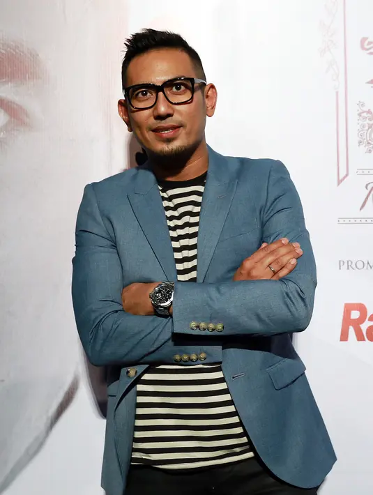 Mengapa romantis? Rio beralasan bahwa dirinya selama ini dikenal sebagai penyanyi ballad yang mendayu-dayu. Namun Rio mengemasnya secara berbeda saat konsernya. (Wimbarsana/Bintang.com)