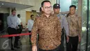 Menteri ESDM Sudirman Said berjalan keluar Gedung KPK, Jakarta, Selasa (24/5). Sudirman Said diundang KPK untuk meningkatkan koordinasi antara kedua lembaga tersebut. (Liputan6.com/Helmi Afandi)
