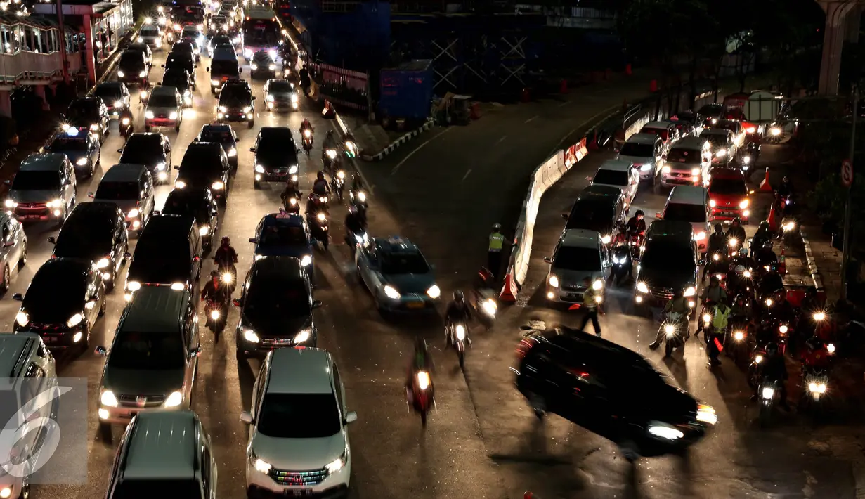 Dari data Numbeo, Jakarta memiliki indeks kemacetan 237,25 dengan rata-rata waktu tempuh di jalan adalah 48,57 menit one way, Jakarta, Selasa (18/10). Semakin tinggi angka indeks kemacetan semakin buruk kondisi lalu-lintas. (Liputan6.com/Johan Tallo)