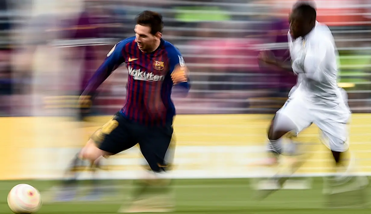 Striker Barcelona, Lionel Messi, menggiring bola saat melawan Getafe pada laga La Liga di Stadion Camp Nou, Minggu (12/5). Barcelona menang 2-0 atas Getafe. (AFP/Josep Lago)