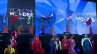 Parade bendera negara peserta Asian Para Games 2018. (Liputan6.com/Dinny Mutiah)