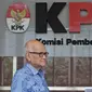 Mantan Menko Bidang Perekonomian Dorodjatun Kuntjoro usai pemeriksaan di Gedung KPK, Jakarta, Rabu (21/2). Sebelumnya, KPK telah menetapkan Syafruddin Arsad tersangka dugaan korupsi penerbitan SKL BLBI pada 25 April 2017. (Liputan6.com/Herman Zakharia)