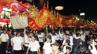 Puluhan orang membawa Liong terpanjang pada pawai Cap Go Meh di Malioboro Yogyakarta, Sabtu (27/2). Liong tersebut memecahkan rekor MURI dengan panjang 126 meter. (Antara)