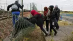 Sejumlah imigran gelap berusaha melewati pagar keamanan terminal Eurotunnel di Coquelles dekat Calais di Prancis, 29 Juli 2015. Ribuan imigran tersebut mencoba memasuki Terowongan Channel menuju Inggris melalui Prancis. (REUTERS/Pascal Rossignol)