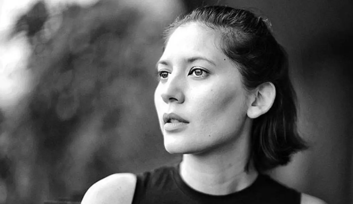 Dengan mengunggah foto hitam putih, Hannah Al Rashid menuliskan bahwa para teroris seharusnya nggak miliki tempat di negara ini. (instagram/hannahalrashid)