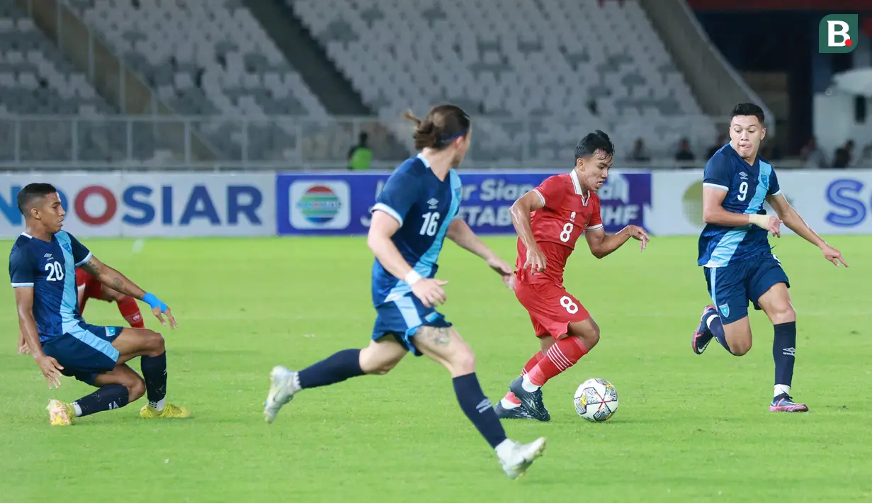 Pemain Timnas Indonesia U-20, Arkhan Fikri berusaha melewati pemain Guatemala pada laga mini turnamen di Stadion Utama Gelora Bung Karno (SUGBK), Senayan, Jakarta, Selasa (21/2/2023). Sosok Arkhan Fikri adalah gelandang pekerja keras yang tak tergantikan dalam strategi Shin Tae-yong. Pemain berusia 18 tahun itu  mampu merancang serangan hingga menusuk hingga ke jantung perlawanan lawan. (Bola.com/M Iqbal Ichsan)