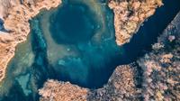 Ilustrasi Blue Hole atau Lubang Biru (dok. Unsplash.com/Pascal Scholl)