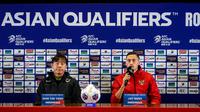 Pemain Timnas Indonesia, Jay Idzes memberikan keterangan di samping pelatih Shin Tae-yong saat konferensi pers menjelang laga lanjutan putaran ketiga Kualifikasi Piala Dunia 2026 melawan Jepang di Stadion Utama Gelora Bung Karno (SUGBK), Senayan, Jakarta, Kamis (14/11/2024). (Bola.com/Bagaskara Lazuardi)
