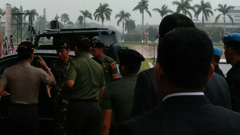 Presiden Joko Widodo atau Jokowi dan Sultan Brunei Hassanal Bolkiah mengenakan baju militer