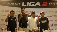 Perwakilan tim peserta play-off Grup E Liga 2 2017 di Solo, yakni Suhemi, Wayan Sukadana, Sisgiardi, dan Heri. (Bola.com/Ronald Seger)