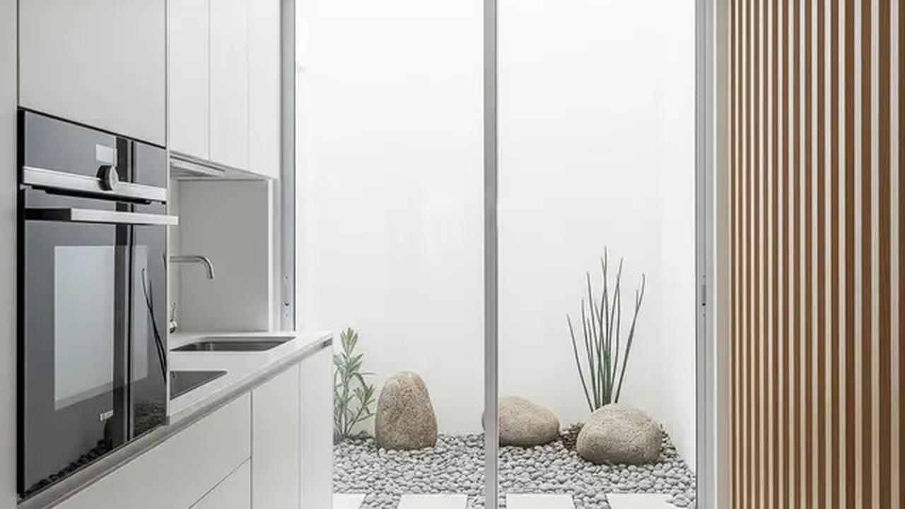 7 Model Dapur Kecil dengan Tanaman Hijau di Belakang dan Sekat Minimalis