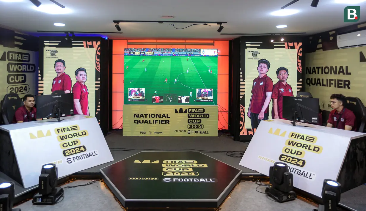 Sejumlah peserta berkompetisi dalam seleksi nasional atau Indonesia National Qualifier FIFAe World Cup 2024 yang berlangsung di Point Arena, Jakarta Selatan, Sabtu (02/11/2024). (Bola.com/Bagaskara Lazuardi)