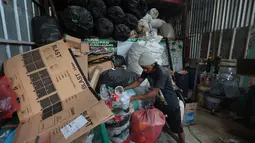 Sampah plastik yang dikumpulkan dari 12 RT dipilah sebelum menjalani proses pengolahan menjadi petasol di Jakarta, Senin (19/10/2026). Program pengelolaan sampah tersebut telah berjalan selama tiga bulan. (KLY/Budy Santoso)