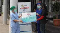 Secara Simbolis Perwakilan Klinik Pratama St. Carolus Samadi Klender - Jakarta Timur Menerima Bantuan Paket Alat Pelindung Diri (APD) dari EMTEK Peduli Corona. (Emtek)