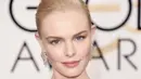 Kate Bosworth juga memiliki mata yang berbeda warna. Satunya berwarna biru, sementara yang lainnya berwarna hazel (cokelat-hijau). Perbedaan warna mata tersebut justru membuat tampilannya terlihat begitu unik. [Foto: Instagram/ Kate Bosworth]
