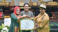 Dalam rangkaian HBT ke-72, Mendes PDTT Abdul Halim Iskandar menyerahkan berbagai penghargaan kepada 10 kepala desa perempuan inspiratif tahun 2022. (Ist)