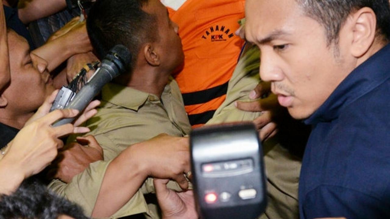 Keluar sebagai tahanan KPK, OC Kaligis dikerubungi wartawan