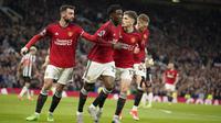Setelah menjalani tiga laga terakhir tanpa kemenangan, Manchester United akhirnya kembali memetik tiga poin penuh usai menang 3-2 atas Newcastle United pada laga tunda pekan ke-34 di Old Trafford, Kamis (16/5/2024) dini hari WIB. Kemenangan yang diraih pada laga kandang terakhir musim ini ditentukan lewat gol-gol Kobbie Mainoo, Amad Diallo dan Rasmus Hojlund. Sementara Newcastle United hanya mampu membalas dua gol melalui Anthony Gordon dan Lewis Hall. Dengan koleksi 57 poin, MU menempati posisi ke-8 di bawah Newcastle United yang unggul selisih gol menjelang pekan penutup Liga Inggris musim ini. (AP Photo/Dave Thompson)