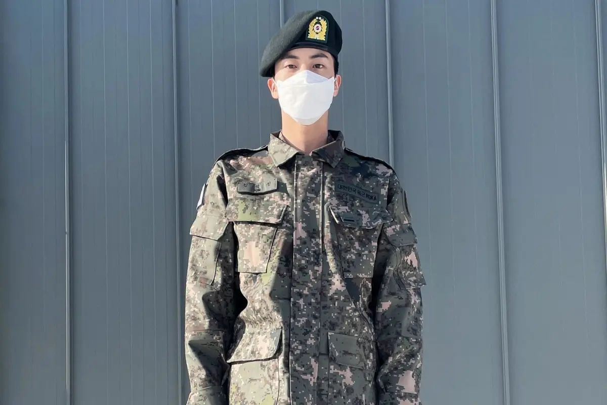 Jin BTS saat wamil. (Weverse via Soompi)