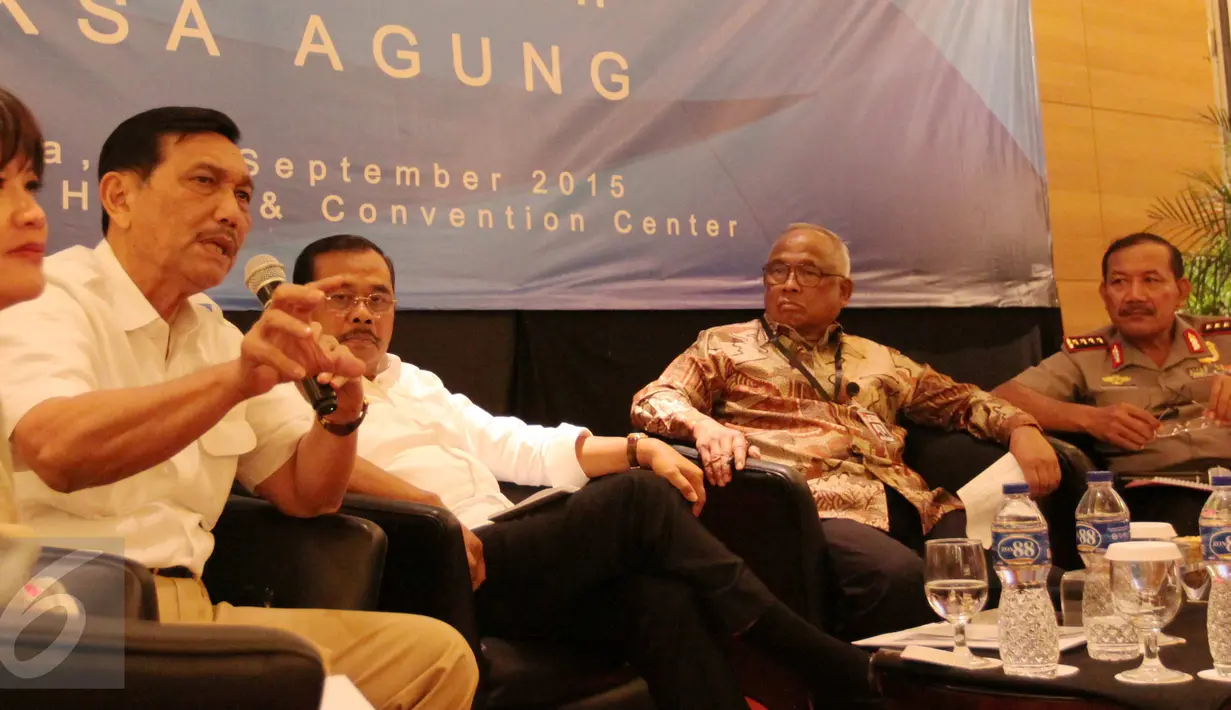 Menkpolhukam Luhut Binsar Panjaitan (kedua kiri) memberikan pemaparan dihadapan Asosiasi Pengusaha Indonesia (Apindo) di Jakarta, Senin (21/9/2015). Pertemuan tersebut membahas kondisi keamanan dan ekonomi di Indonesia. (Liputan6.com/Angga Yuniar)