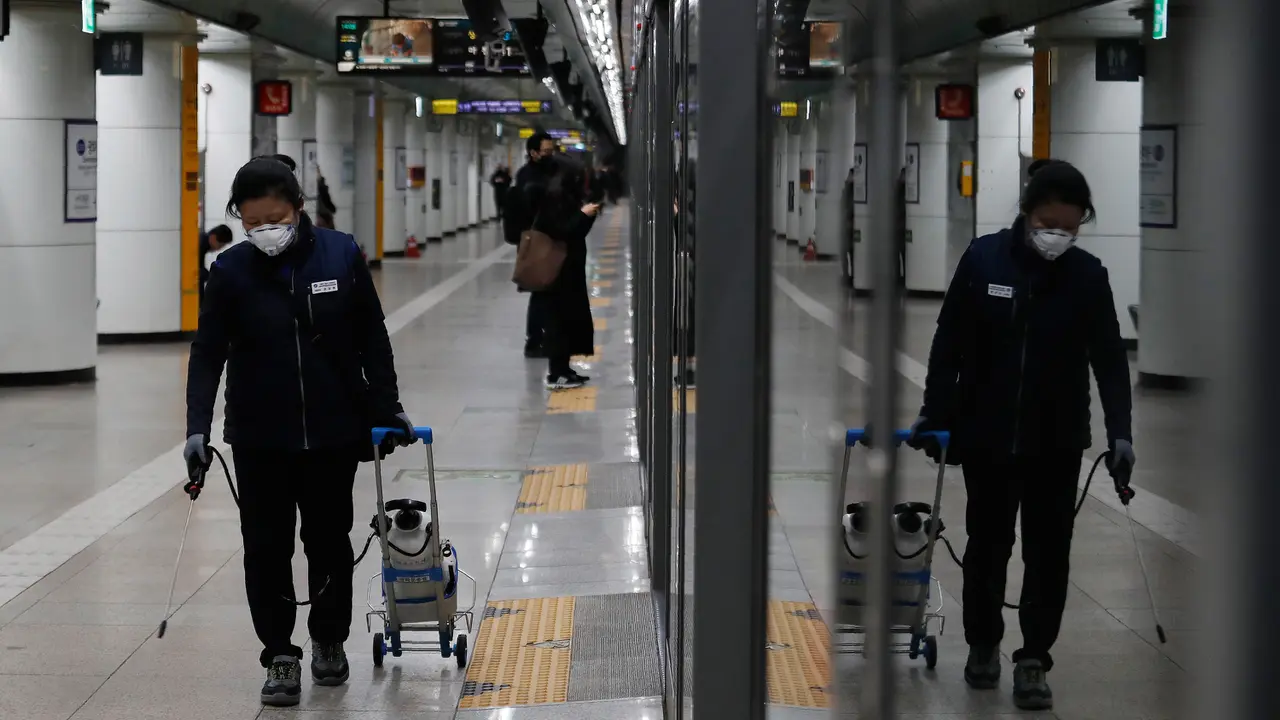 Korea Selatan Semprot Disinfektan di Stasiun