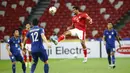 Pemain Indonesia Ricky Richardo Kambuaya (kedua kanan) melompat untuk merebut bola saat melawan Thailand pada pertandingan sepak bola leg kedua final Piala AFF 2020 di National Stadium, Singapura, Sabtu (1/1/2022). Pertandingan berakhir dengan skor 2-2. (AP Photo/Suhaimi Abdullah)