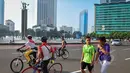 Warga berolahraga di sekitar kawasan Bundaran HI, Jakarta, Minggu (19/4/2015). Beberapa warga mengaku tidak tahu jika car free day ditiadakan selama pelaksanaan Konferensi Asia Afrika (KAA). (Liputan6.com/Faizal Fanani)
