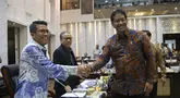 Menteri Keuangan Purbaya Yudhi Sadewa (kanan) berjabat tangan dengan Ketua Komisi XI DPR RI Mukhamad Misbakhun (kiri) sebelum mengikuti rapat kerja di Kompleks Parlemen, Senayan, Jakarta, Rabu (10/9/2025). (merdeka.com/Arie Basuki)