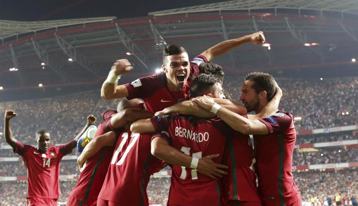 Para pemain Portugal merayakan gol yang dicetak oleh André Silva ke gawang Swiss pada laga kualifikasi Piala Dunia 2018 di Stadion Luz, Selasa (10/10/2017). Portugal menang 2-0 atas Swiss. (AP/Armando Franca)
