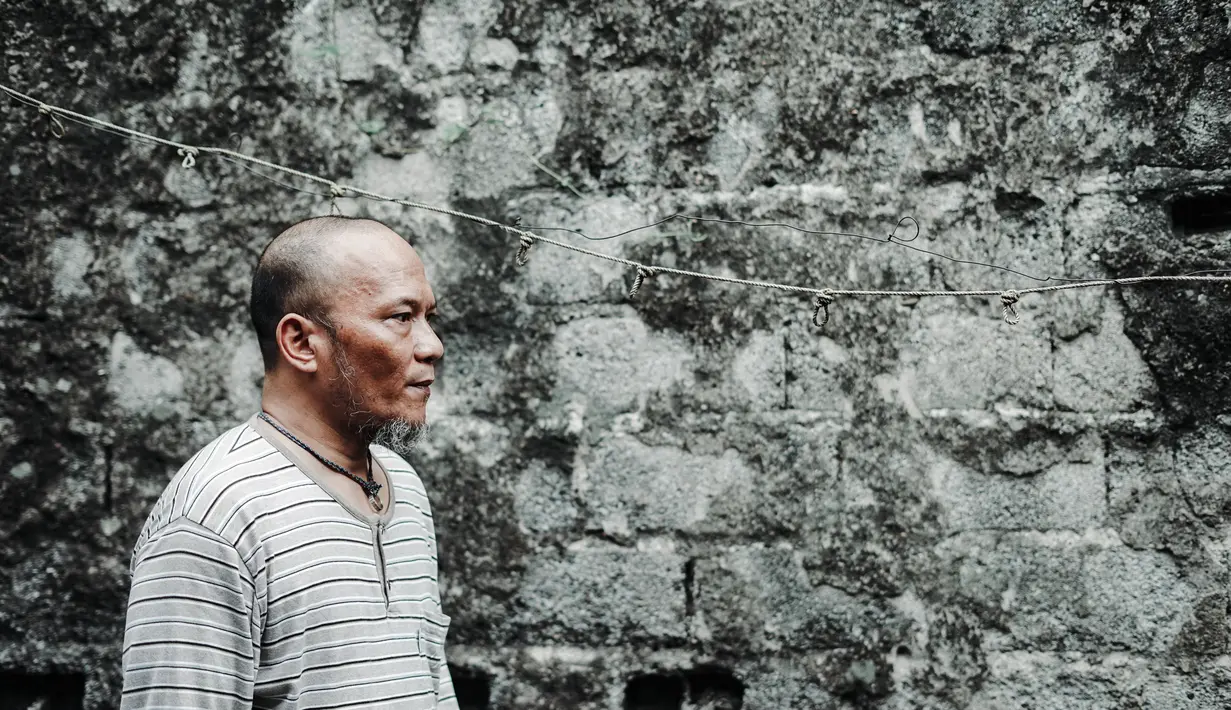 Rabu (31/8/2022), Sayap-sayap Patah makin tak terbendung lantaran mengumpulkan 1,5 juta penonton. Kabar bahagia ini disampaikan akun Instagram resmi film Sayap-sayap Patah. “1,5 juta penonton udah bantu nyariin paket Leong di penjara. Terima kasih Indonesia! Best Regards, Keluarga Film Sayap-Sayap Patah,” cuitnya seraya mengunggah foto Iwa K yang memerankan Leong. (Foto: Dok. Maxima Pictures/ IMDb)