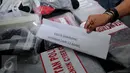 Barang bukti diperlihatkan Ditreskrimsus Polda Metro Jaya saat rilis kasus sepanjang tahun 2016, Jakarta, Jumat (30/12). Urutan ketiga kasus tertinggi sebanyak 153 kasus adalah kasus terkait Industri dan Perdagangan. (Liputan6.com/Gempur M Surya)