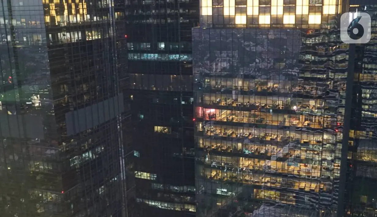 Suasana gedung perkantoran terlihat dari kawasan Senayan, Jakarta, Kamis (16/1/2020).Colliers International Indonesia memperkirakan pasar gedung perkantoran masih akan tertekan di tahun ini, penyebabnya ketidakseimbangan antara pasokan dengan permintaan. (Liputan6.com/Immanuel Antonius)