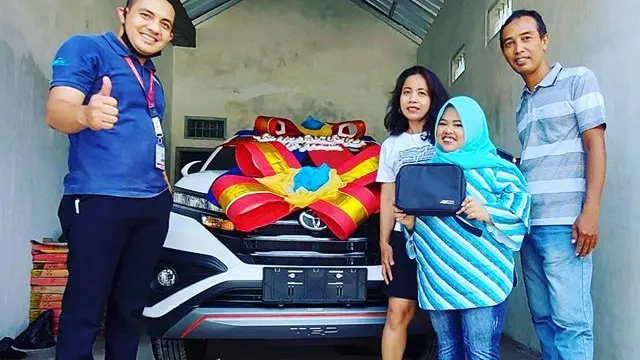 Kekeyi berikan mobil untuk orangtuanya (Instagram/rahmawatikekeyiputricantikka23)