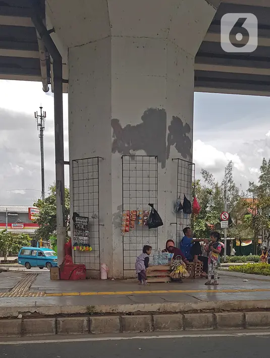 Pedagang sedang menunggu pembeli di kawasan Pasar Rebo, Jakarta, Jumat (5/2/2021). Di tengah lonjakan kasus COVID-19 masih banyak masyarakat yang abai terhadap protokol kesehatan. (Liputan6.com/Herman Zakharia)
