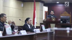 Hakim Konstitusi Anwar Usman berpidato saat pemilihan ketua Mahkamah Konstitusi di Jakarta, Senin (2/3). Seluruh hakim konsitusi, kecuali Arief Hidayat, memiliki hak dipilih dan memilih. (Liputan6.com/Angga Yuniar)