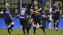 Para pemain Inter Milan merayakan gol yang dicetak oleh Radja Nainggolan ke gawang Juventus pada laga Serie A 2019 di Stadion Giuseppe Meazza, Milan, Sabtu (27/4). Kedua tim bermain imbang 1-1. (AP/Antonio Calanni)