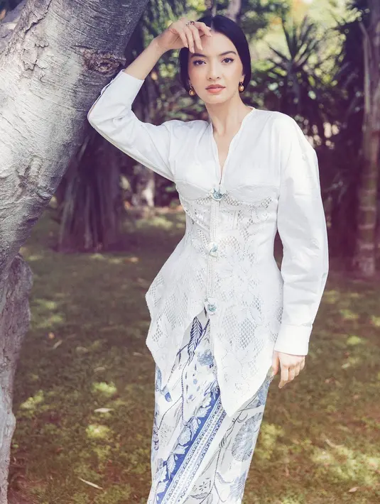 Pakai kebaya peranakan, Raline Shah tampil pesona oriental saat dipadukan dengan rok lilit Batik [@ralineshah]