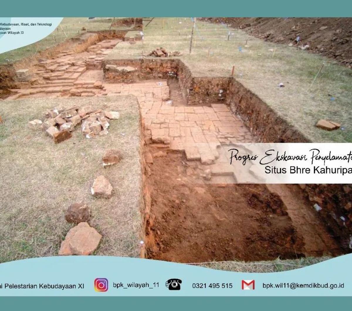 Struktur bata merah diduga peninggalan era Kerajaan Majapahit ditemukan saat ekskavasi lapangan sepak bola di Desa Klinterejo, Kecamatan Sooko, Kabupaten Mojokerto, Jawa Timur.