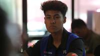Pembalap binaan PT Yamaha Indonesia Motor Manufacturing, Aldi Satya Mahendra saat berkunjung ke kantor Bola.com. (Abdul Aziz/Bola.com)