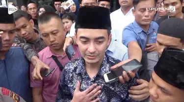 Zumi Zola diberi izin KPK untuk hadiri pemakaman sang ayah, Zulkifli Nurdin. Gubernur Jambi Nonaktif tersebut juga meminta pada warga untuk memaafkan segala kesalahan ayahnya.