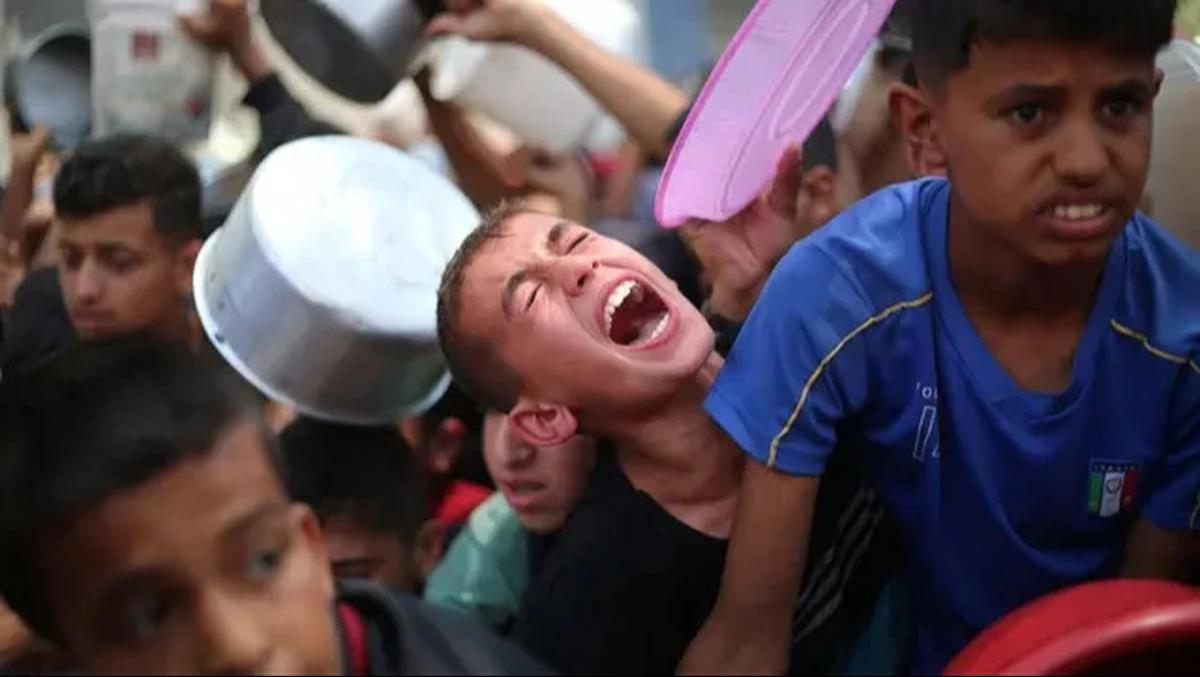 Tangis dan Jerit Anak-anak Gaza Saat Antre Pembagian Makanan
