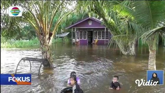 Fokus : Evakuasi 71 Nelayan Terjebak di Dermaga Pantai Tegalbuleud, Sukabumi