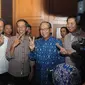 Jokowi dan Ginandjar Kartasasmita. (Herman Zakharia/Liputan6.com)