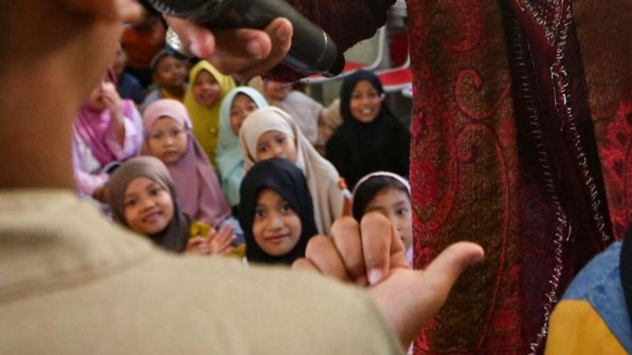 FOTO: Keunikan Dakwah Keliling Oleh Ustaz Yahya, Ajarkan Anak-Anak Usia Dini Pendidikan Islam dengan Kostum Badut