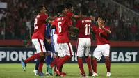 Para pemain Timnas Indonesia U-16 merayakan gol yang dicetak ke gawang Filipina dalam pertandingan Grup A Piala AFF U-16 2018 di Stadion Gelora Delta, Sidoarjo, Minggu (29/7/2018). (Bola.com/Aditya Wany)